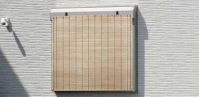 窓辺にすだれを設置

