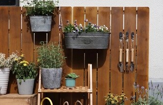 コマンド&trade; フック屋外用で、ガーデニングツールを吊るして収納。