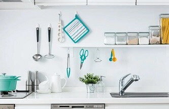 コマンド™ フック屋外用で、ガーデニングツールを吊るして収納。
