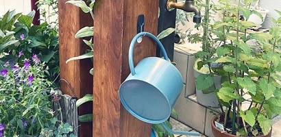 水道横にじょうろを収納
