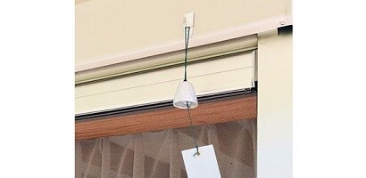 窓に風鈴を吊り下げ
