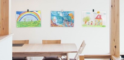 コマンド™ フック壁紙用でお子さんの写真や作品を飾る
