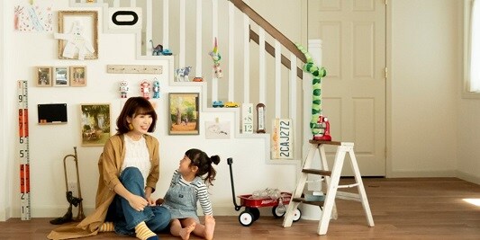 コマンド™  フック壁紙用でお子さんの写真や作品を飾る